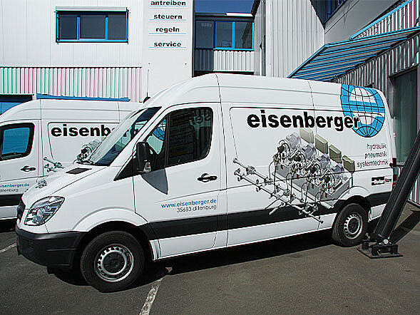eisenberger Bild eisenberger Transporter mit Beklebung Hydraulikaggregat, Logo und Schriftzug eisenberger