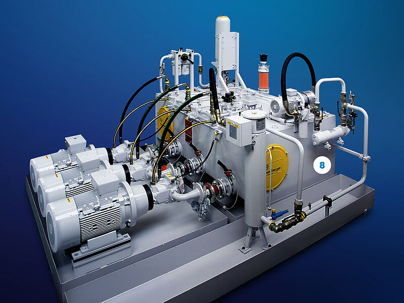 Hydraulikagregat von eisenberger auf dunkelblauem Hintergrund mit Kennzeichnung 8 für Wartung und Instandhaltung