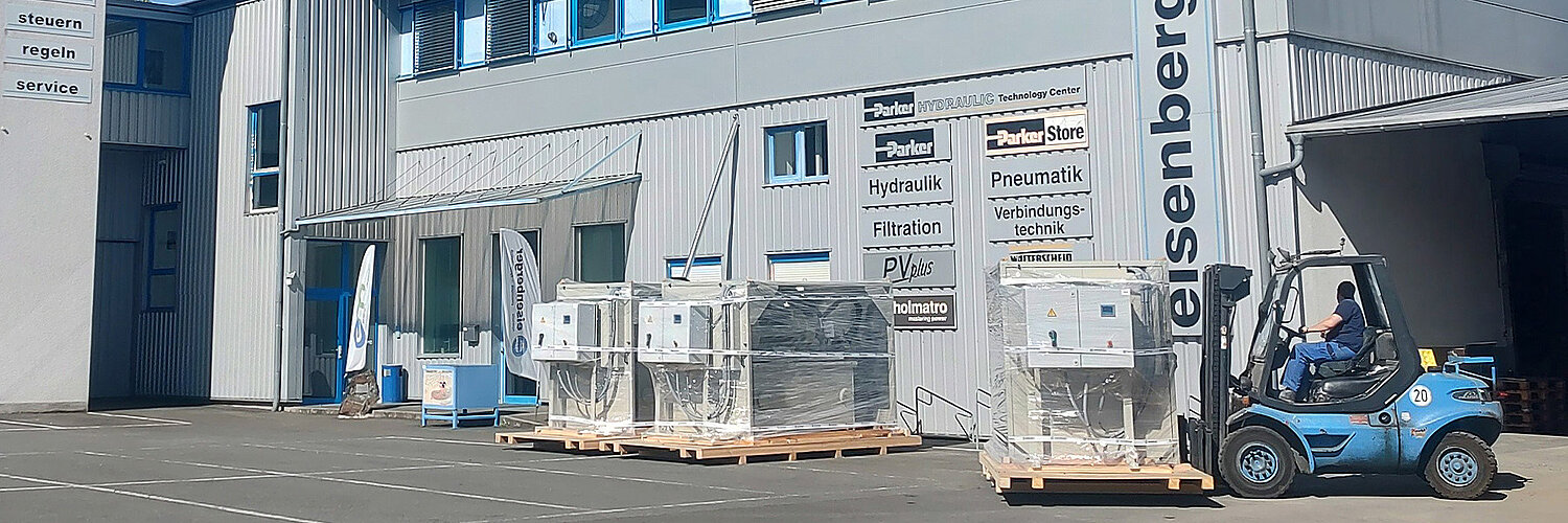 eisenberger AUfnahme Standort Dillenburg Gabelstapler transportiert Hydrauliksysteme