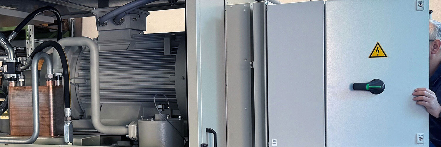 eisenberger Beratung Mitarbeiter bei der Prüfung eines Hydraulikaggregates