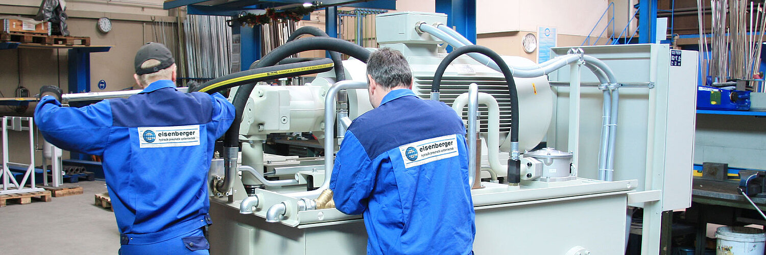 Ing. eisenberger GmbH Mitarbeiter arbeiten an einem Hydraulikaggregat