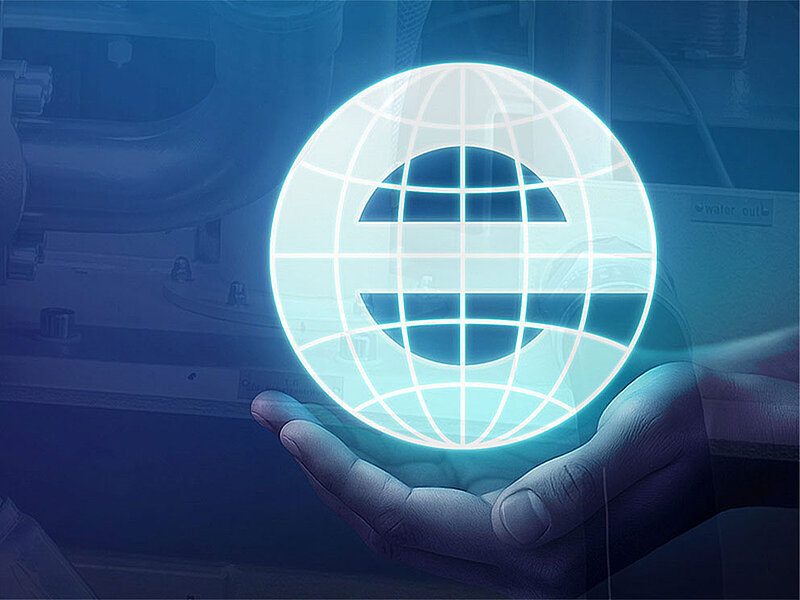 Ing. eisenberger GmbH Hand hält Logo auf blauem Hintergrund