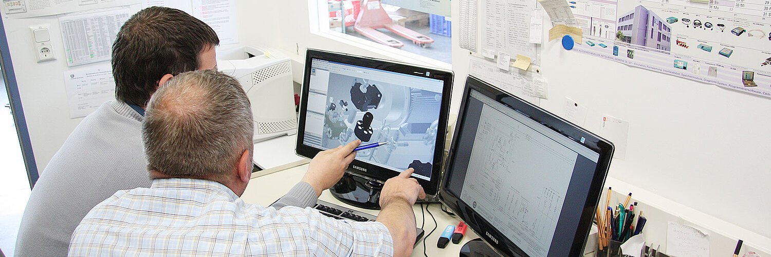 eisenberger Schulungen 2 Personen sitzen vor einem Bildschirm mit Hydraulikkomponenten