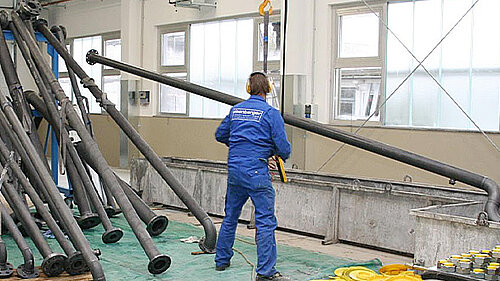 eisenberger Mitarbeiter beizt Rohre in der Halle