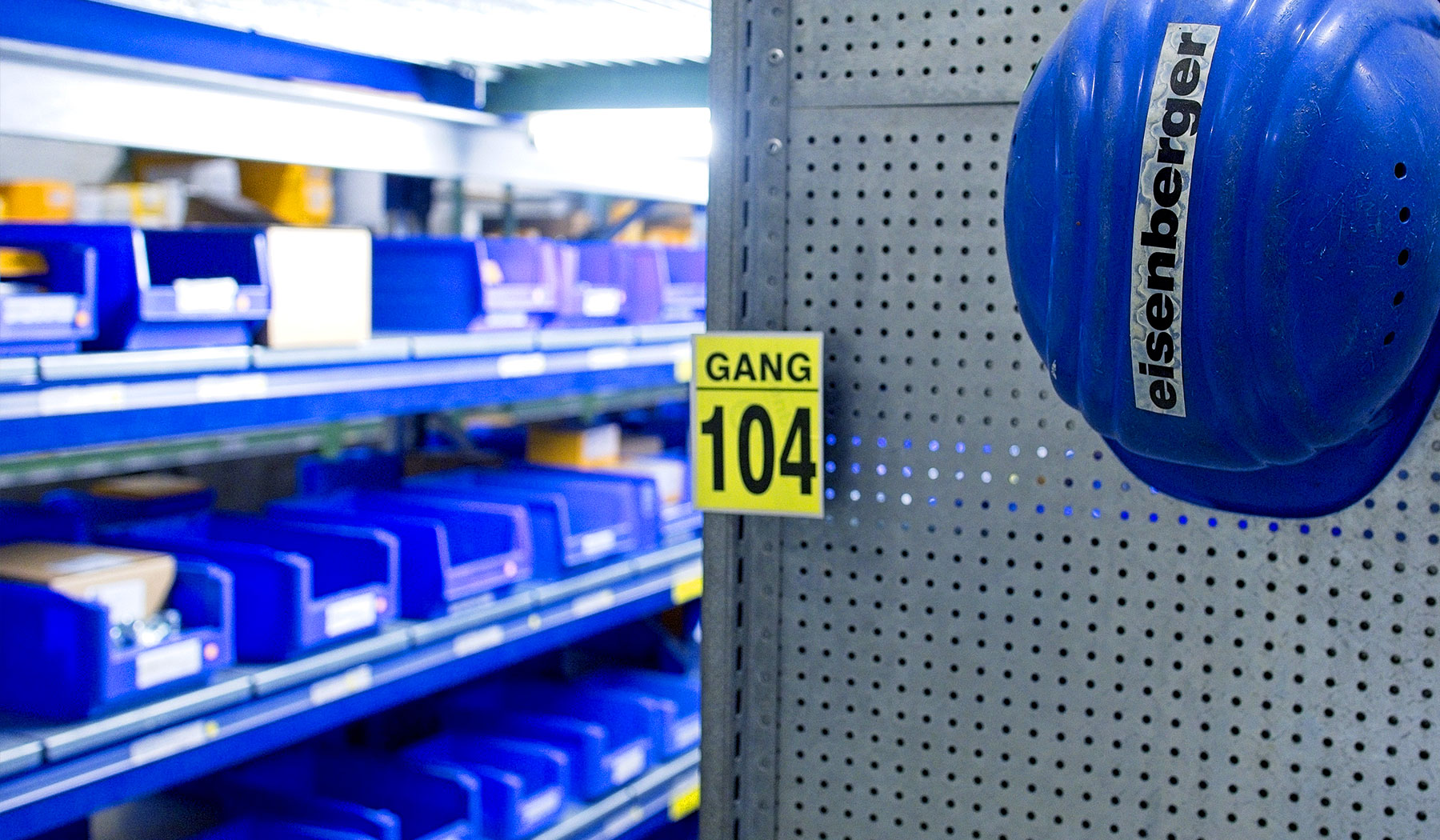 eisenberger Header AGB Aufnahme Lager mit Regal und blauem Helm