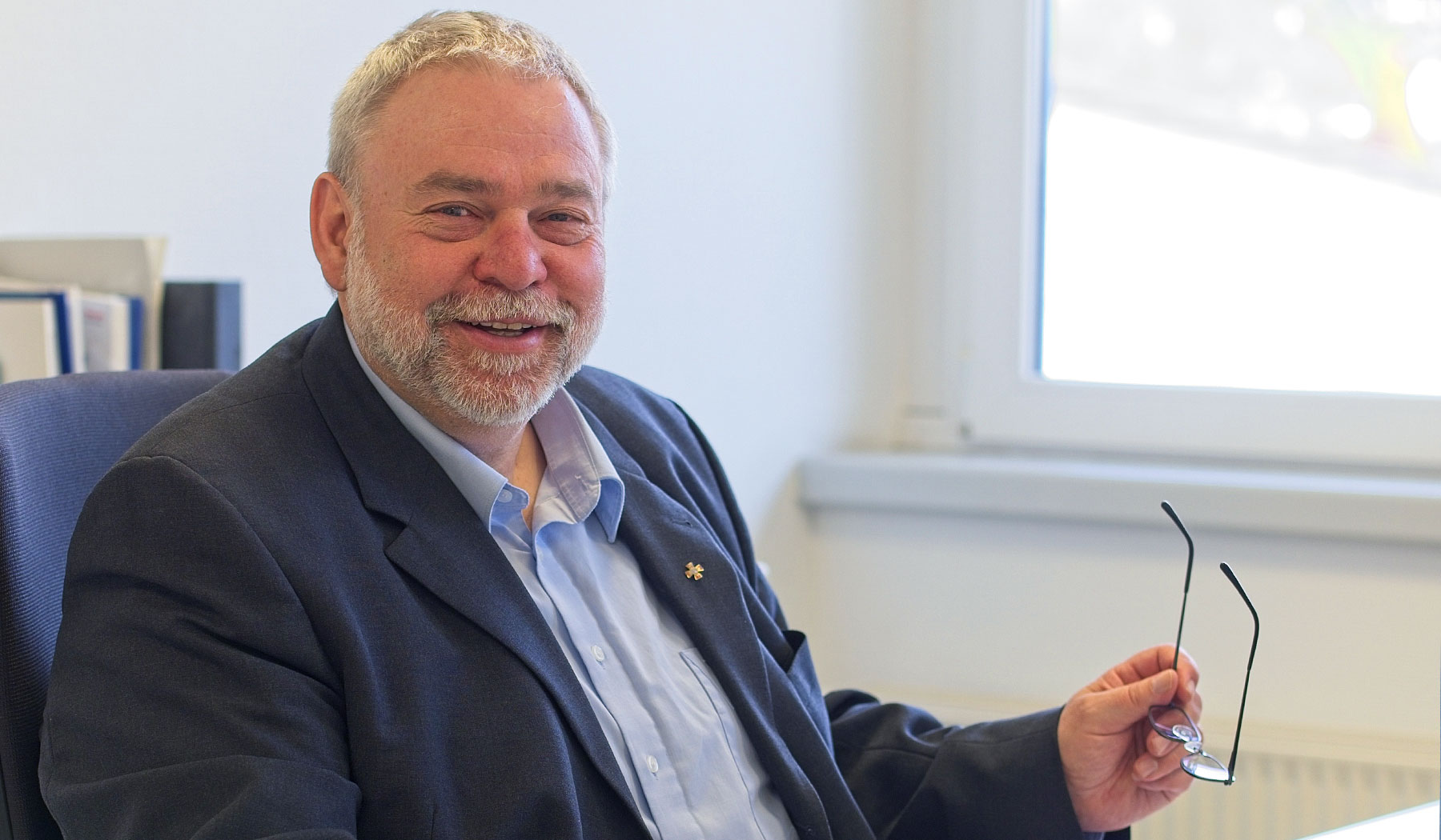 eisenberger Header Impressum Mitarbeiter sitzt am Schreibtisch