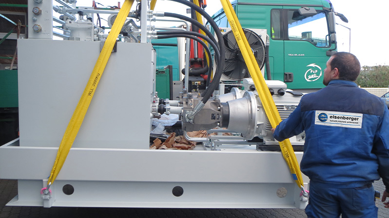 eisenberger Teaser Logistik Mitarbeiter verlädt Hydrauliklösung