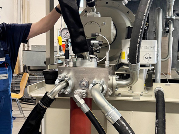 eisenberger Teaser Schulungen Mitarbeiter zeigt Hydraulikloesung