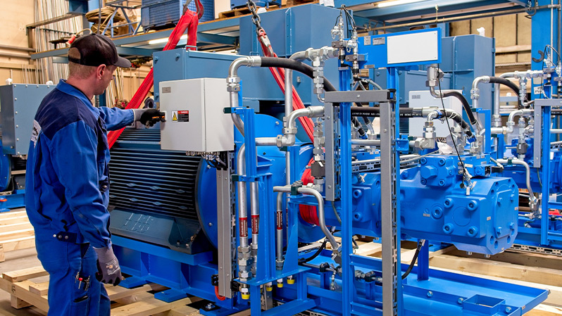 eisenberger Mitarbeiter arbeitet an Hydrauliksystem