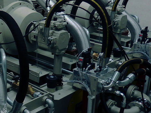 eisenberger Teaserbild Historie Ausbau Systemlösung Detailaufnahme Hydraulikaggregat mit blauem Filter